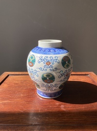Een Chinese doucai vaas, Daoguang merk en periode