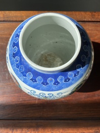 Een Chinese doucai vaas, Daoguang merk en periode