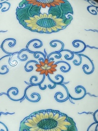 Een Chinese doucai vaas, Daoguang merk en periode