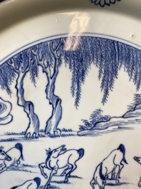 Plat en porcelaine de Chine en bleu et blanc &agrave; d&eacute;cor des 'Huit chevaux de Mu Wang' &agrave; monture en argent, Kangxi/Yongzheng