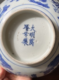 Een Chinese blauw-witte 'Acht onsterfelijken' kom, Wanli merk en periode