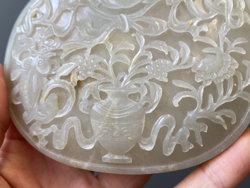 Vijf Chinese riemornamenten in witte jade, Qing