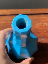 Vase de forme bouteille &agrave; facettes en verre de P&eacute;kin en bleu turquoise, Chine, marque et &eacute;poque de Qianlong