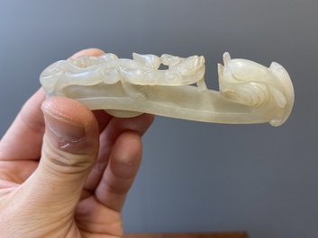 Twee Chinese riemhaken in witte jade, Qing