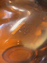 Rare vase de forme bouteille en verre de P&eacute;kin de couleur ambre translucide, Chine, marque et &eacute;poque de Qianlong