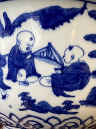 Een zeldzame grote Chinese blauw-witte kom met '100 jongens', Jiajing merk en periode