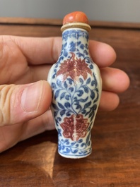 Tabati&egrave;re en porcelaine de Chine en bleu, blanc et rouge de cuivre, marque et &eacute;poque de Yongzheng