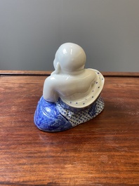 Bouddha en porcelaine de Chine en bleu et blanc, marque de You Lin Ji Zao 游林記造, R&eacute;publique