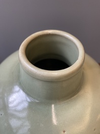Vase de type 'meiping' en porcelaine de Chine c&eacute;ladon de Longquan, Ming