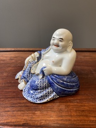 Bouddha en porcelaine de Chine en bleu et blanc, marque de You Lin Ji Zao 游林記造, R&eacute;publique