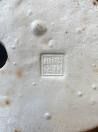 Bouddha en porcelaine de Chine en bleu et blanc, marque de You Lin Ji Zao 游林記造, R&eacute;publique