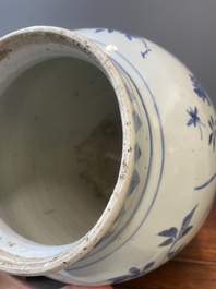 Vase en porcelaine de Chine en bleu et blanc aux d&eacute;cors floraux, &eacute;poque Transition