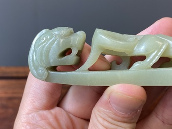 Deux boucles de ceintures sculpt&eacute;es en jade blanc et c&eacute;ladon, Chine, Qing