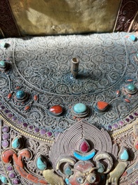 Grand masque de 'Bhairava' en argent filigran&eacute; et incrust&eacute; de pierres semi-pr&eacute;cieuses, Tibet ou N&eacute;pal, 19&egrave;me