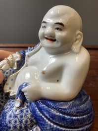 Bouddha en porcelaine de Chine en bleu et blanc, marque de You Lin Ji Zao 游林記造, R&eacute;publique