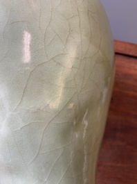 Vase de type 'meiping' en porcelaine de Chine c&eacute;ladon de Longquan, Ming