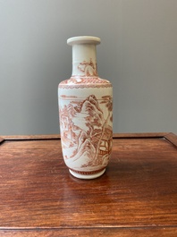 Een Chinese ijzerrode rouleau vaas, gesigneerd Xi Yi 西逸, Kangxi