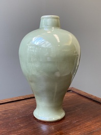 Vase de type 'meiping' en porcelaine de Chine c&eacute;ladon de Longquan, Ming