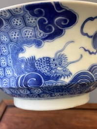 Bol couvert en porcelaine de Chine 'Bleu de Hue' pour le Vietnam, marque d'un dragon pour la p&eacute;riode Thiệu Trị (1840-1847)