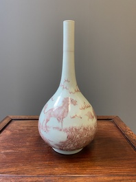 Vase de forme bouteille en porcelaine de Chine &agrave; d&eacute;cor de qilins en rouge de cuivre, Qianlong