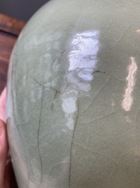 Vase de type 'meiping' en porcelaine de Chine c&eacute;ladon de Longquan, Ming