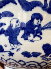 Een zeldzame grote Chinese blauw-witte kom met '100 jongens', Jiajing merk en periode