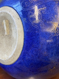 Base de narguil&eacute; en porcelaine de Chine en bleu poudr&eacute; &agrave; d&eacute;cor dor&eacute; de rinceaux de lotus, Kangxi