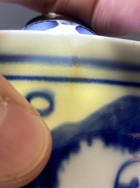 Een zeldzame grote Chinese blauw-witte kom met '100 jongens', Jiajing merk en periode