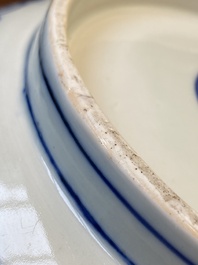 Een zeldzame grote Chinese blauw-witte kom met '100 jongens', Jiajing merk en periode