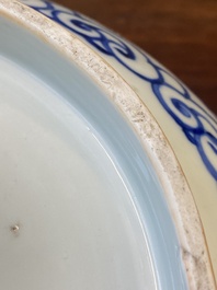 Een zeldzame grote Chinese blauw-witte kom met '100 jongens', Jiajing merk en periode