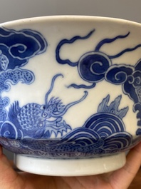 Bol couvert en porcelaine de Chine 'Bleu de Hue' pour le Vietnam, marque d'un dragon pour la p&eacute;riode Thiệu Trị (1840-1847)