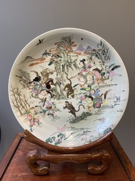 Grand plat en porcelaine de Chine famille rose &agrave; d&eacute;cor d'une chasse au tigre, marque de Yongzheng, R&eacute;publique