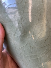 Vase de type 'meiping' en porcelaine de Chine c&eacute;ladon de Longquan, Ming