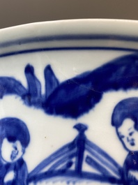 Een zeldzame grote Chinese blauw-witte kom met '100 jongens', Jiajing merk en periode