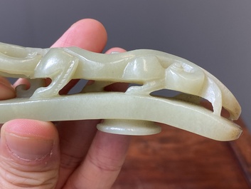 Deux boucles de ceintures sculpt&eacute;es en jade blanc et c&eacute;ladon, Chine, Qing