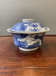 Bol couvert en porcelaine de Chine 'Bleu de Hue' pour le Vietnam, marque d'un dragon pour la p&eacute;riode Thiệu Trị (1840-1847)