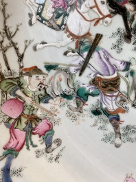 Grand plat en porcelaine de Chine famille rose &agrave; d&eacute;cor d'une chasse au tigre, marque de Yongzheng, R&eacute;publique