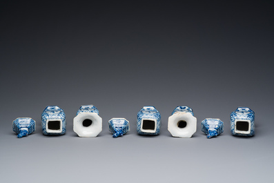 Petite garniture de cinq vases en fa&iuml;ence de Delft en bleu et blanc, 18&egrave;me