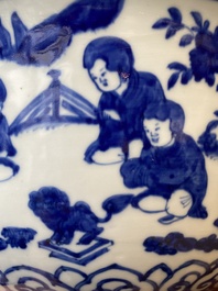 Een zeldzame grote Chinese blauw-witte kom met '100 jongens', Jiajing merk en periode