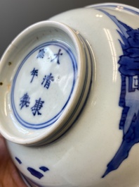 Coupe en porcelaine de Chine en bleu et blanc, marque et &eacute;poque de Kangxi