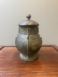 Exceptionnel r&eacute;cipient couvert &agrave; vin rituel en bronze archa&iuml;que de type You (卣), dynastie Shang, p&eacute;riode Yinxu