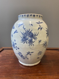 Vase en porcelaine de Chine en bleu et blanc aux d&eacute;cors floraux, &eacute;poque Transition