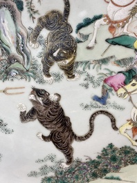 Grand plat en porcelaine de Chine famille rose &agrave; d&eacute;cor d'une chasse au tigre, marque de Yongzheng, R&eacute;publique