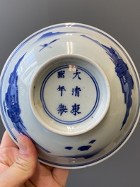Coupe en porcelaine de Chine en bleu et blanc, marque et &eacute;poque de Kangxi