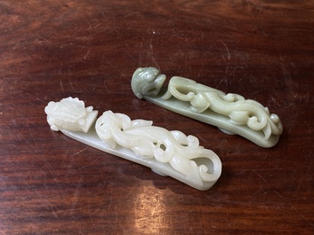 Deux boucles de ceintures sculpt&eacute;es en jade blanc et c&eacute;ladon, Chine, Qing
