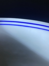 Een zeldzame grote Chinese blauw-witte kom met '100 jongens', Jiajing merk en periode