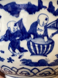 Een zeldzame grote Chinese blauw-witte kom met '100 jongens', Jiajing merk en periode
