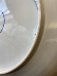 Grand plat en porcelaine de Chine famille rose &agrave; d&eacute;cor d'une chasse au tigre, marque de Yongzheng, R&eacute;publique