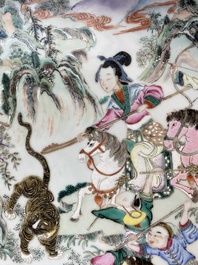 Grand plat en porcelaine de Chine famille rose &agrave; d&eacute;cor d'une chasse au tigre, marque de Yongzheng, R&eacute;publique