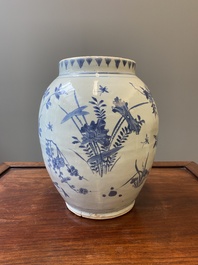 Vase en porcelaine de Chine en bleu et blanc aux d&eacute;cors floraux, &eacute;poque Transition